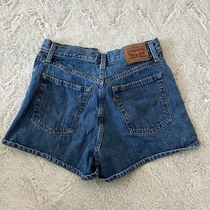 Levi’s Hight Waisted Mom Shorts 💙💙